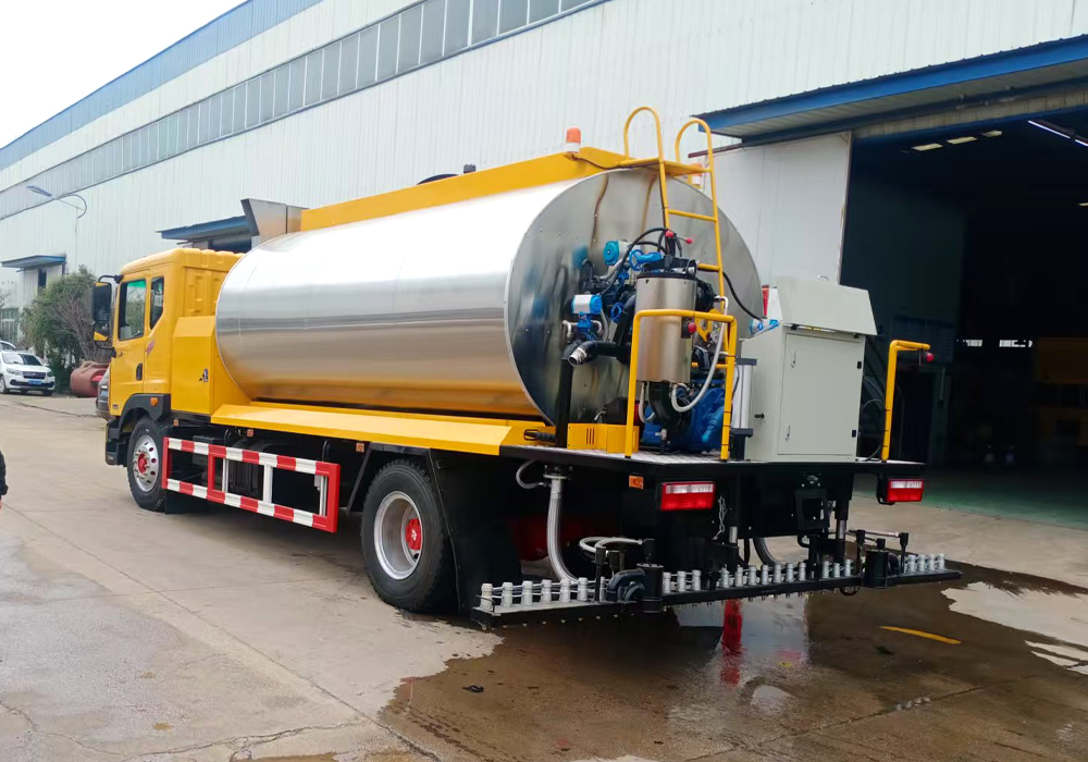 12噸東風多利卡(全功率)智能瀝青灑布車