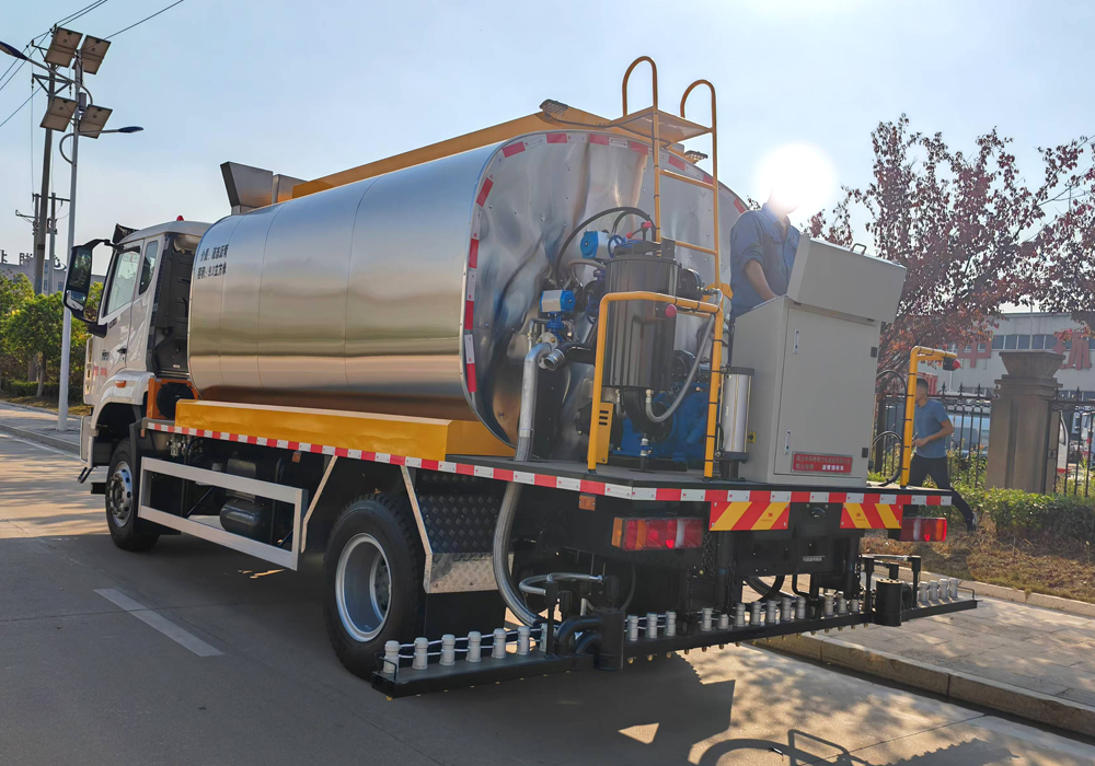 12噸重汽豪沃(全功率)智能瀝青灑布車(chē)