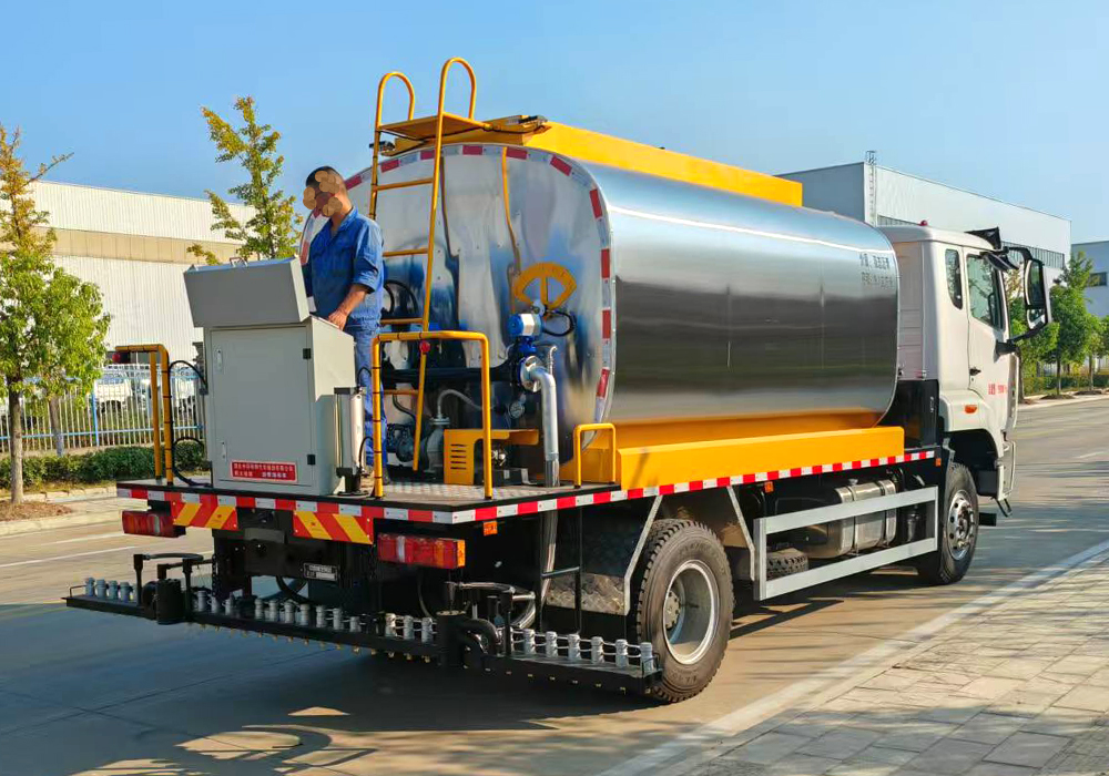 12噸重汽豪沃(全功率)智能瀝青灑布車(chē)