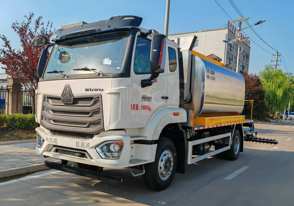 12噸重汽豪沃(全功率)智能瀝青灑布車(chē)