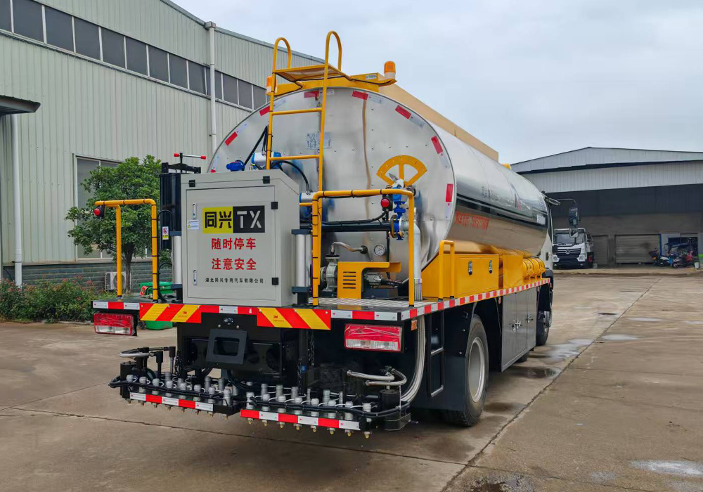 15方福田三軸(輔機(jī))智能瀝青灑布車(chē)